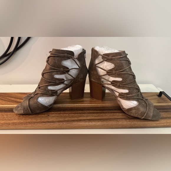 Quipid Gladiator Sandal Size 10 Peep Toe Bootie block Heel New in Box - Picture 7 of 12